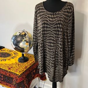 Pretty black and white glittery tunic top!